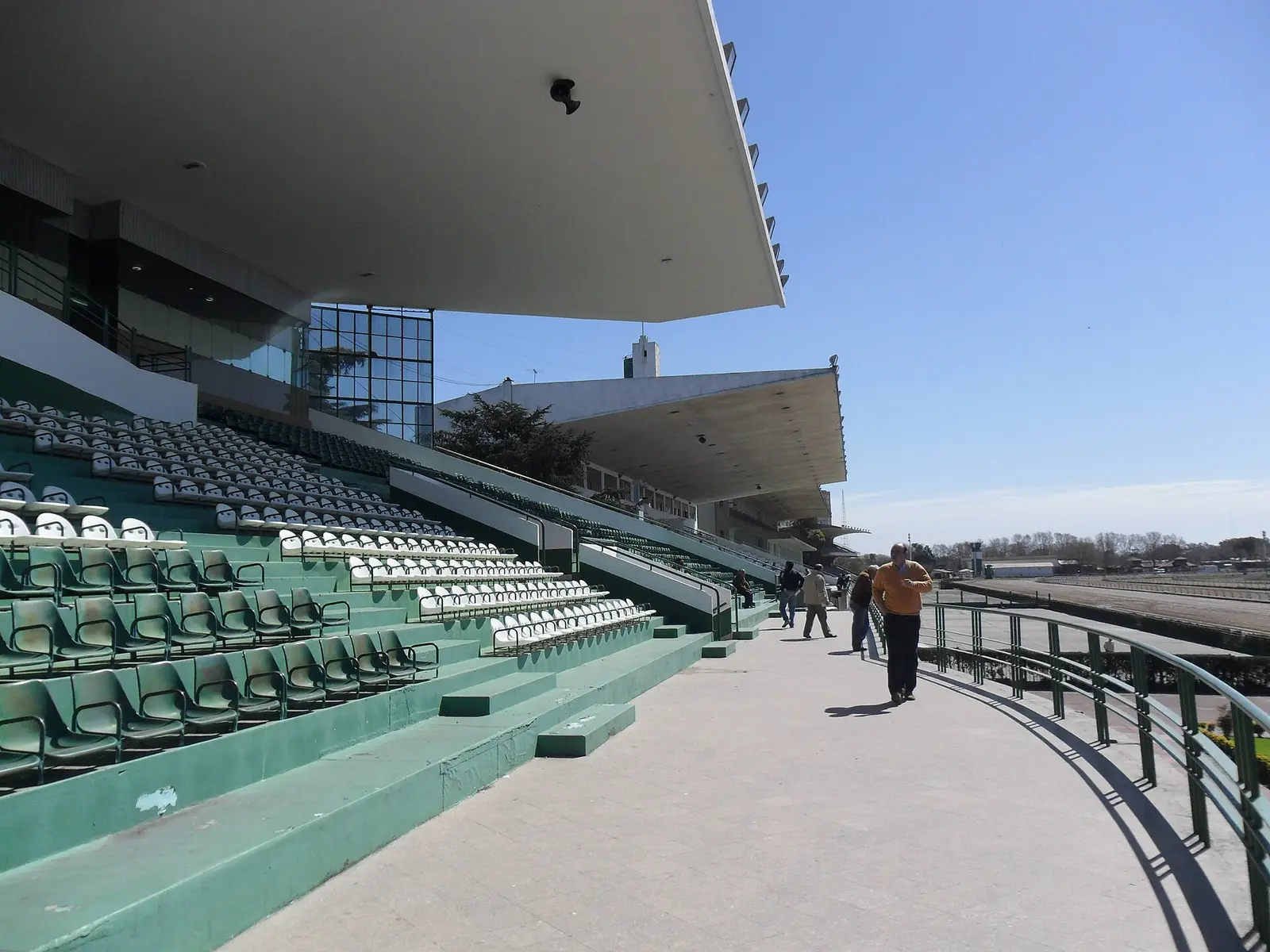 Green grandstand seating and track at the Hipódromo de La Plata